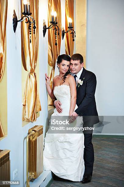 Elegante Novia Y El Novio En Interior De Lujo Foto de stock y más banco de imágenes de Adulto - Adulto, Amarillo - Color, Amor - Sentimiento