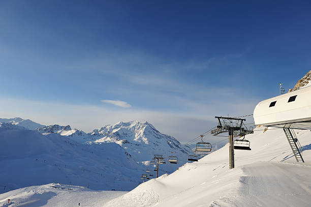 подъёмник для лыжников станция - val disere стоковые фото и изображения
