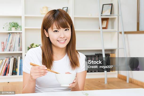 Mujer De Los Hábitos Alimenticios Foto de stock y más banco de imágenes de Comer - Comer, Cuenco, Adulto