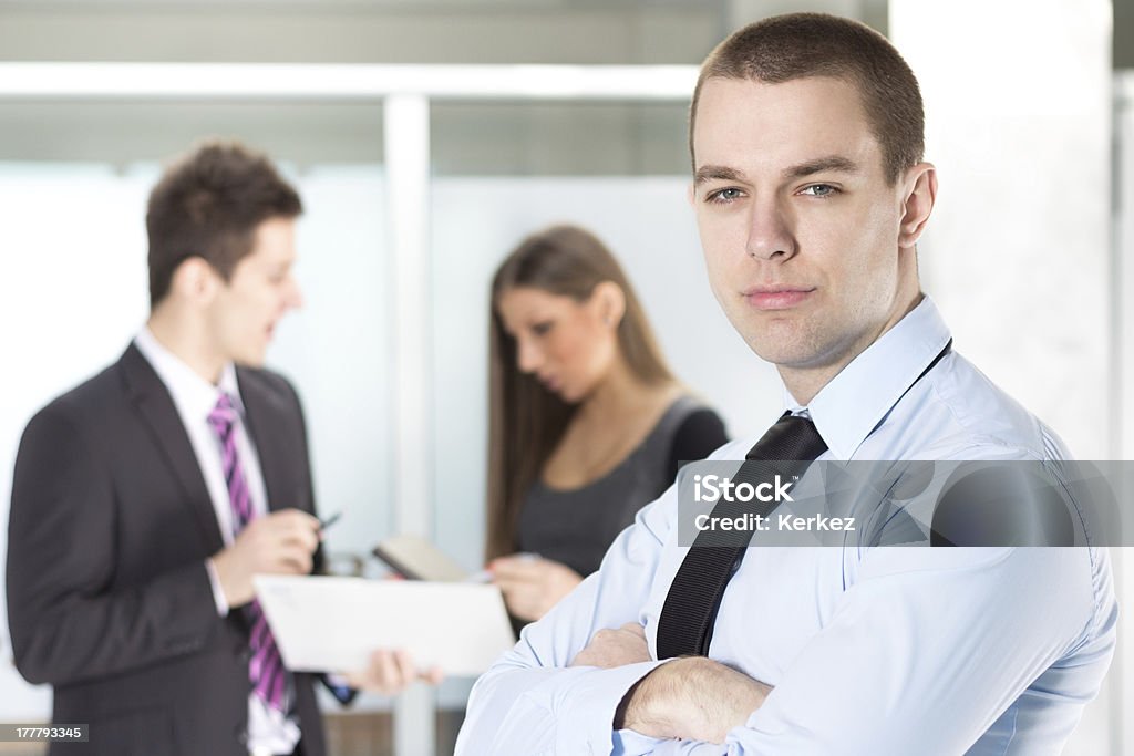 Hombre de negocios mirando a la cámara - Foto de stock de Adulto libre de derechos