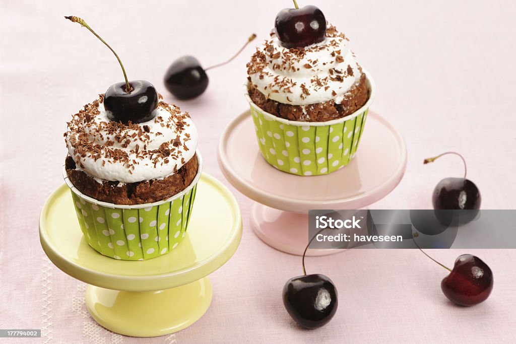 Cupcakes con crema batida y la cereza - Foto de stock de Al horno libre de derechos