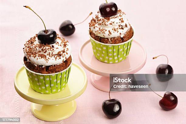 Cupcakes Com Natas Batidas E Cereja - Fotografias de stock e mais imagens de Assado no Forno - Assado no Forno, Batido - Modo de Preparação de Comida, Bolinho