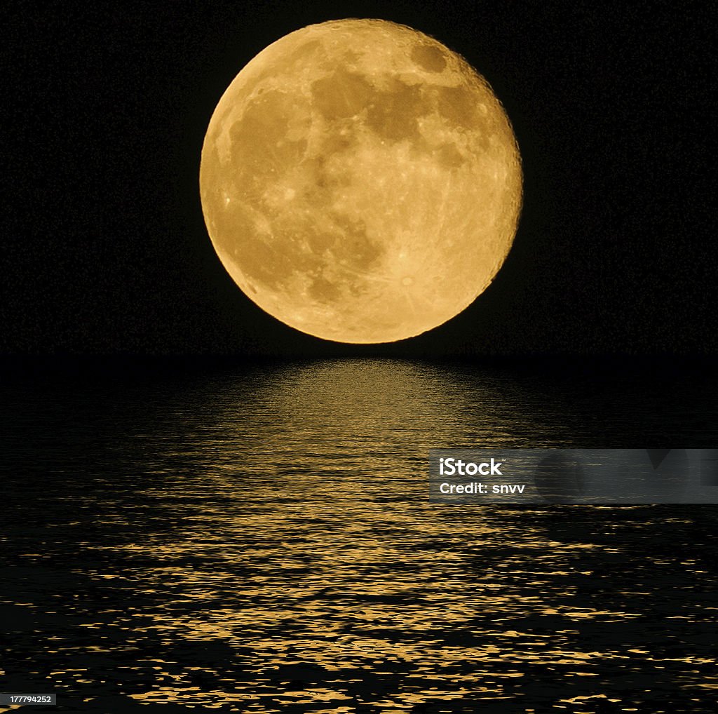 Notte di luna piena con acqua fredda - Foto stock royalty-free di Acqua