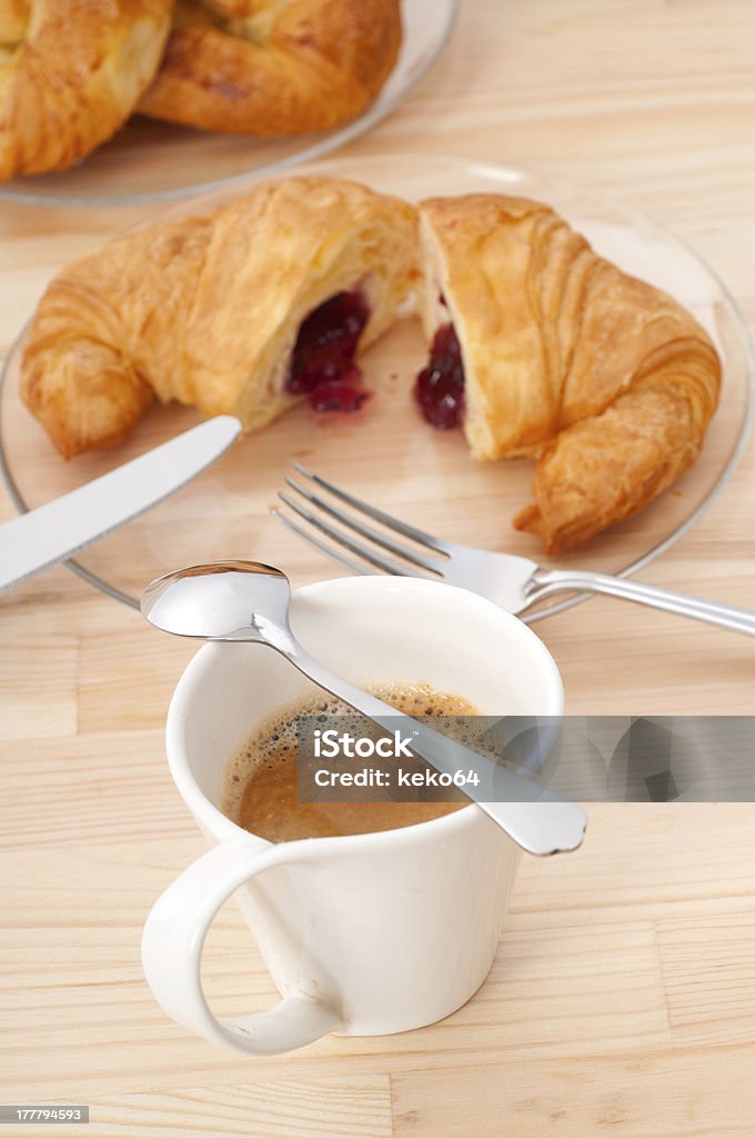 Frische Croissants französische brioche und Kaffee - Lizenzfrei Beere - Obst Stock-Foto