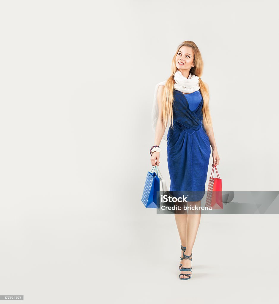 Mulher bonita em vestido azul com sacos de compras - Foto de stock de Acessório royalty-free