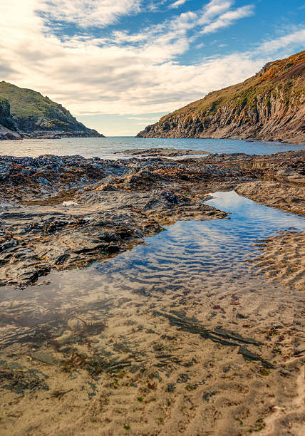 la marea baja en port quin - english quin fotografías e imágenes de stock