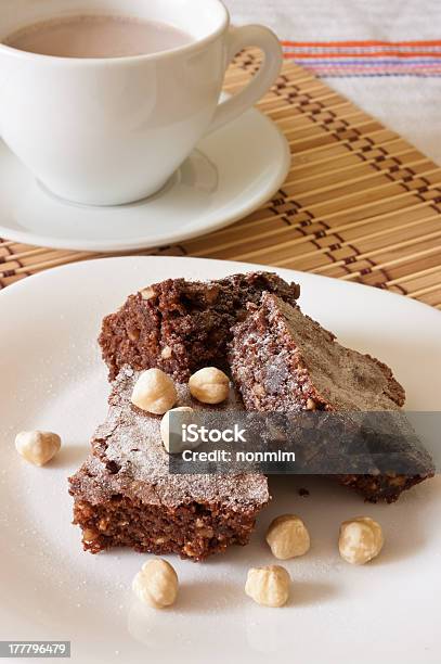 Вкусный Шоклоадный Брауни И Лещинные Орехи С Какаомолоко — стоковые фотографии и другие картинки Без людей