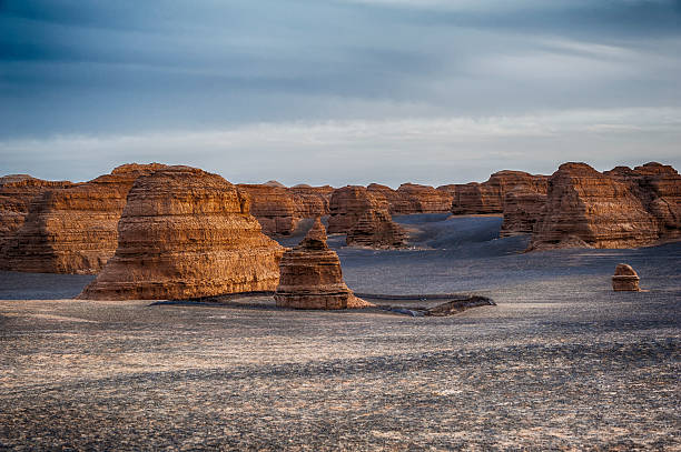 yardang paisaje en dunhuang, gansu de china - dunhuang fotografías e imágenes de stock