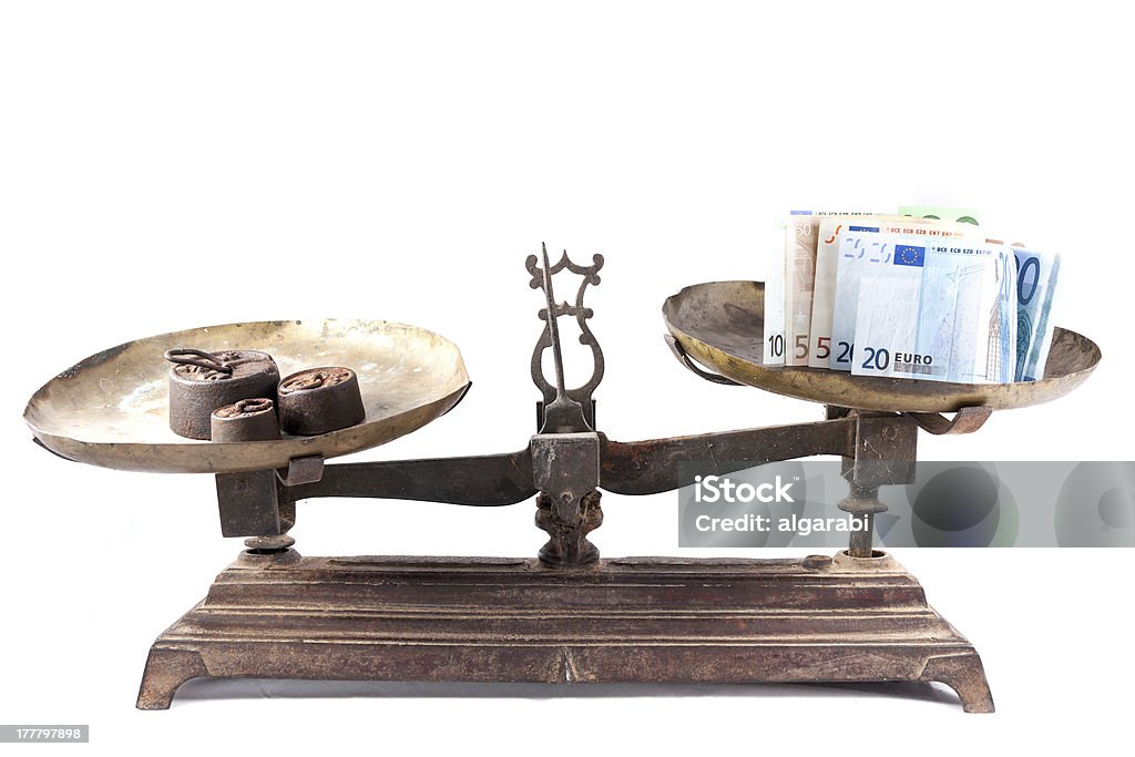 Ancienne balance et euro de factures isolé - Photo de Antiquités libre de droits