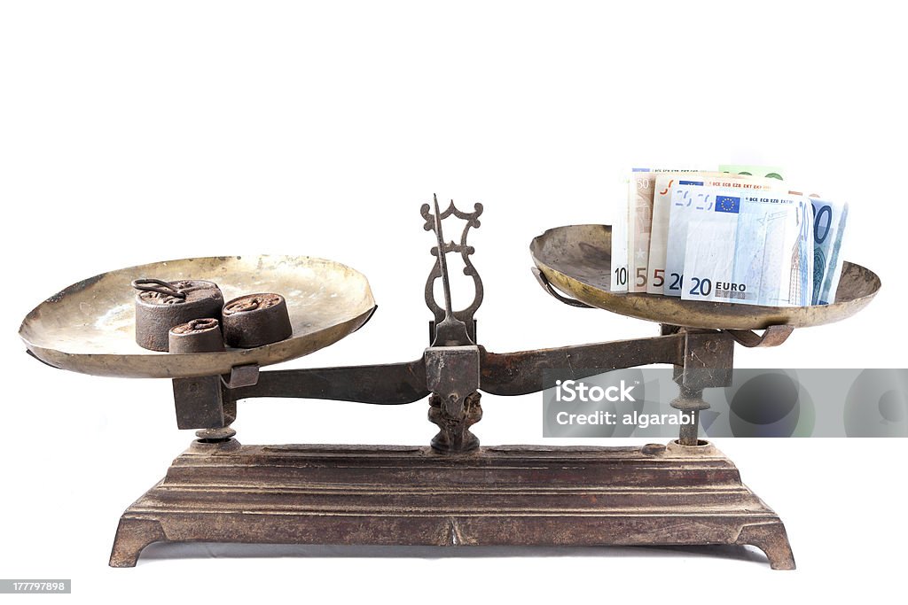Vecchia scala di peso isolato con banconote euro - Foto stock royalty-free di Antico - Vecchio stile