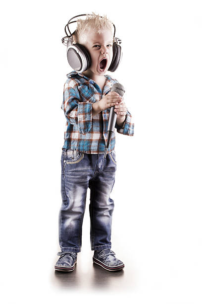 3-4 lat chłopiec śpiewać w mikrofon z słuchawki bezprzewodowe - 4 5 years 3 4 years little boys rock zdjęcia i obrazy z banku zdjęć