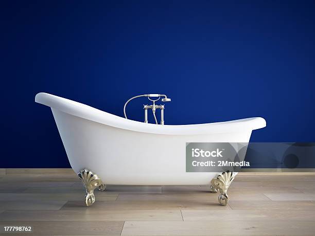 Bathtube Com Parede Azul Escurocolor - Fotografias de stock e mais imagens de Azul - Azul, Casa de Banho - Instalação Doméstica, Casa de Banho Doméstica