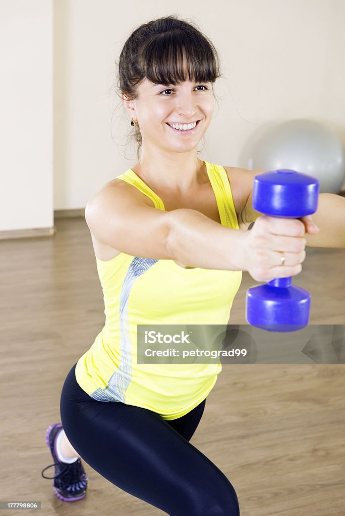 Linda garota jovem de exercícios - Foto de stock de Academia de ginástica royalty-free