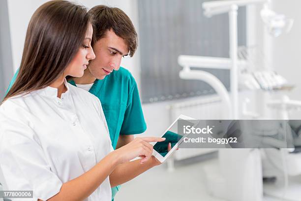 Consultório Dentário - Fotografias de stock e mais imagens de Adulto - Adulto, Assistente de Dentista, Clínica médica