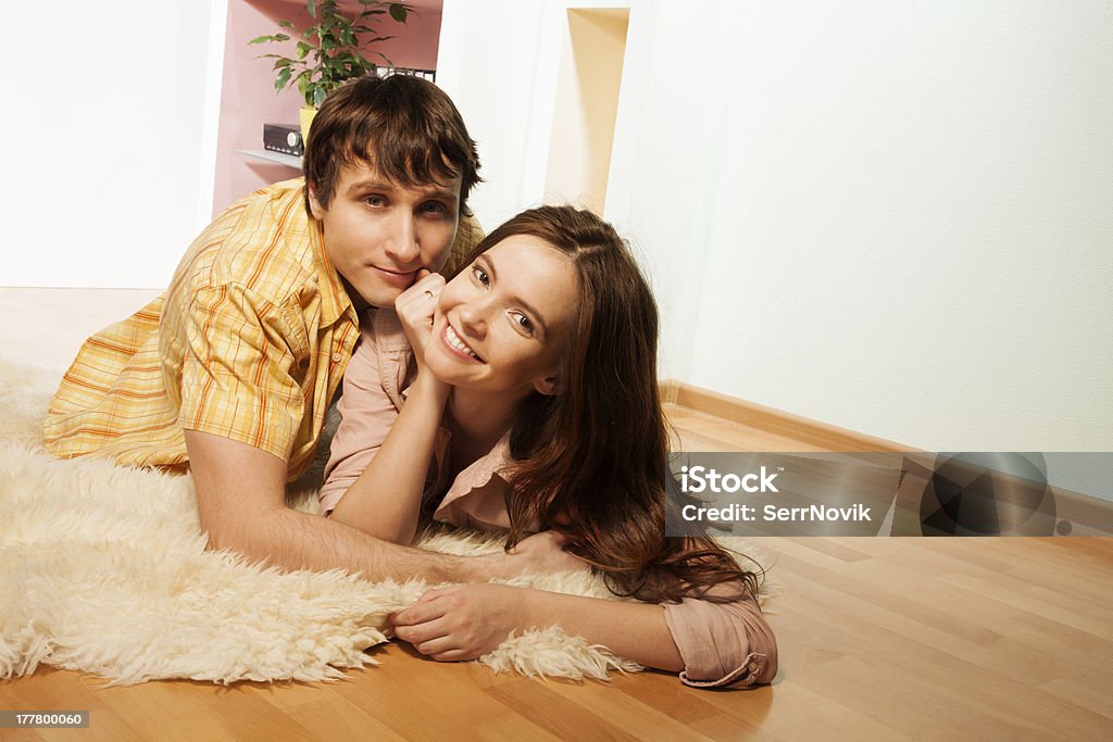 Couple Allongé sur le sol - Photo de Adulte libre de droits