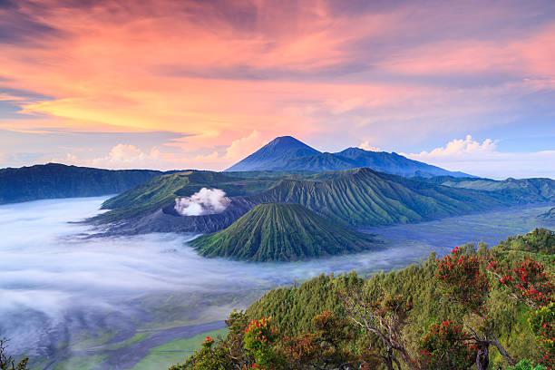 vulkan mount bromo, ost-java, indonesien, surabuya - bromo crater stock-fotos und bilder