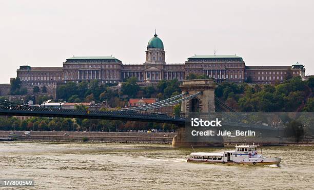 El Puente De Cadena Y Castillo Foto de stock y más banco de imágenes de Aire libre - Aire libre, Arquitectura, Arquitectura exterior