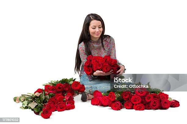 Brunette Donna Con Un Grande Mazzo Di Rose Rosse - Fotografie stock e altre immagini di Adulto - Adulto, Bellezza, Capelli castani