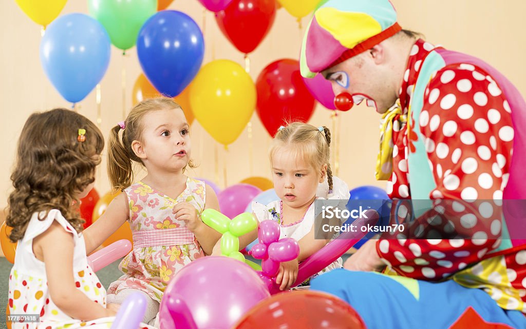 Ragazze bambini e clown su festa di compleanno - Foto stock royalty-free di 2-3 anni