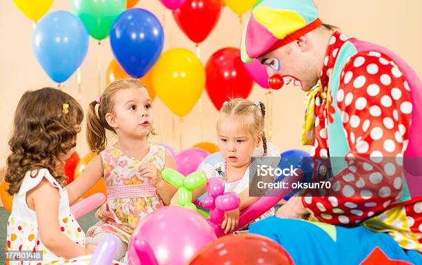 Дети Девочки И Клоун На День Рождения — стоковые фотографии и другие картинки 2-3 года - 2-3 года, В помещении, Веселье