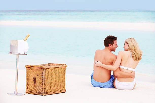пара на пляже с роскошью шампанское пикник - male swimwear cooler 20s стоковые фото и изображения