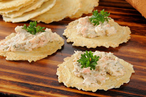 salmón ahumado zambullida en cocina gourmet con galletas - appetizer salmon smoked salmon cracker fotografías e imágenes de stock