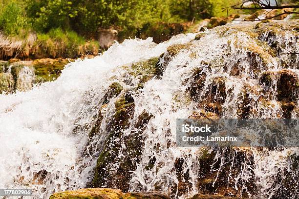 Close Up Of A Водопад В Национальный Парк Крка Хорватия — стоковые фотографии и другие картинки Влажный