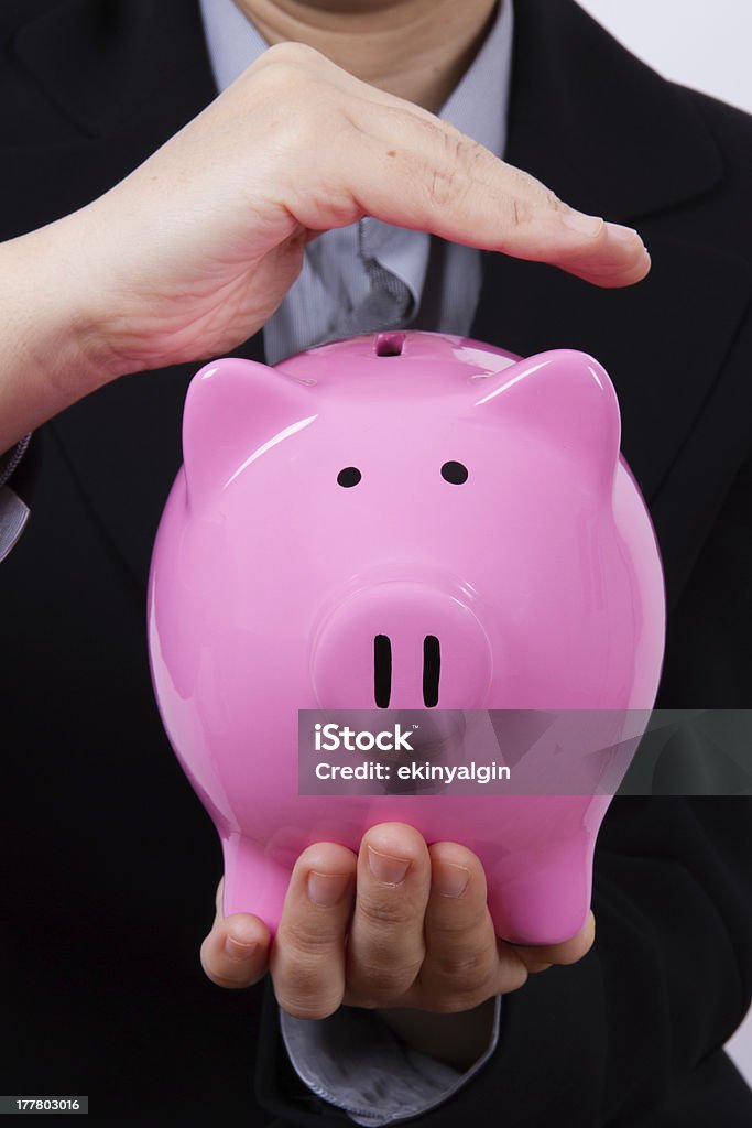 Mulher de negócios cobrindo Piggy Bank - Foto de stock de Adulto royalty-free