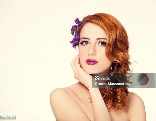 Foto de Cabelo Ruivo Menina Com Flor Isolado e mais fotos de stock de Adulto - Adulto, Amarelo, Beleza