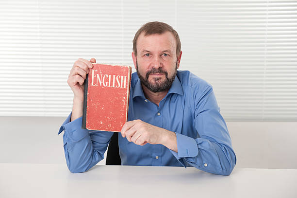 inglés de enseñanza de idiomas - senior adult book education english culture fotografías e imágenes de stock