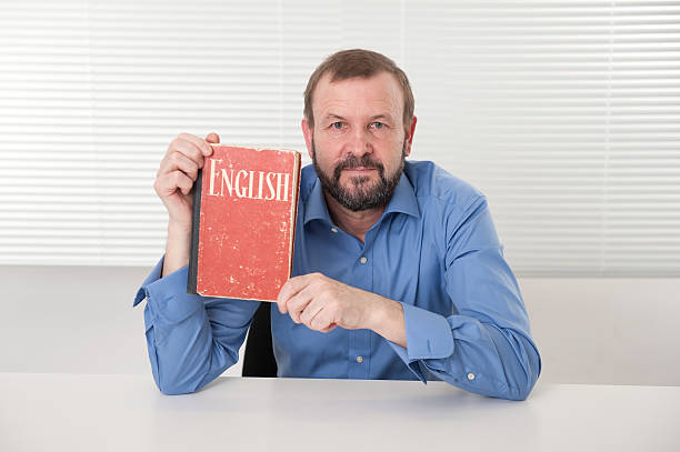 język angielski lekcje - senior adult book education english culture zdjęcia i obrazy z banku zdjęć