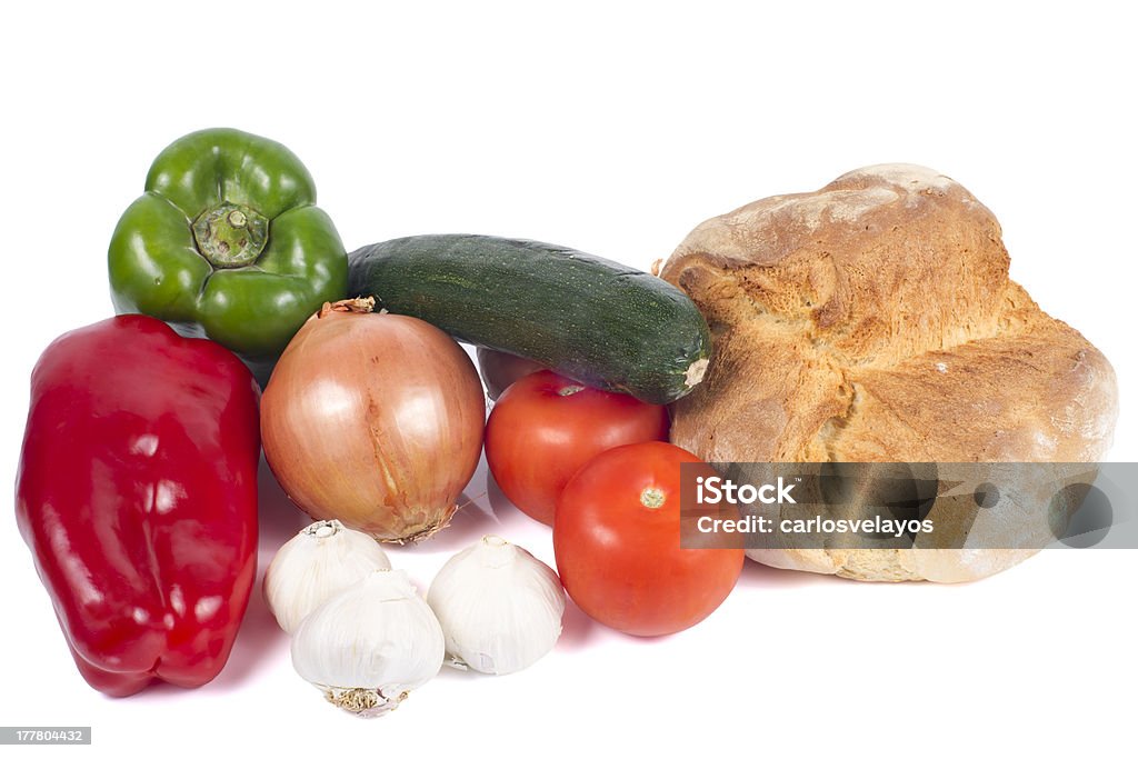 Pain frais avec des poivrons, courgettes, tomates, oignons et Garlics - Photo de Ail - Légume à bulbe libre de droits