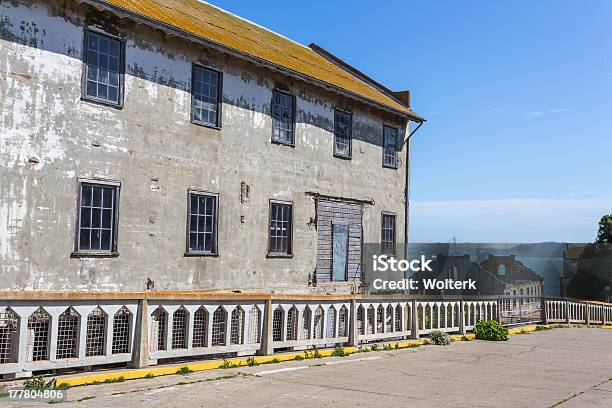 Więzienie Budynków Wyspa Alcatraz - zdjęcia stockowe i więcej obrazów Awaria samochodu - Awaria samochodu, Bez ludzi, Fotografika