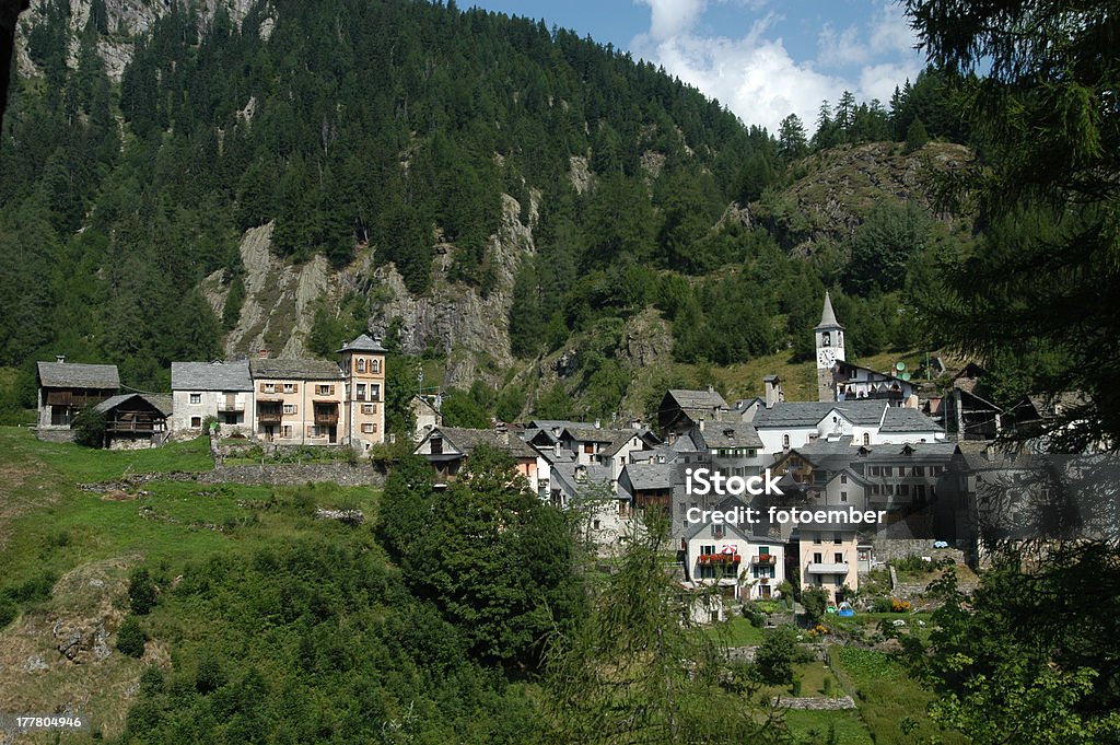 Il villaggio rurale di Fusio su Vallemaggia - Foto stock royalty-free di Alpi