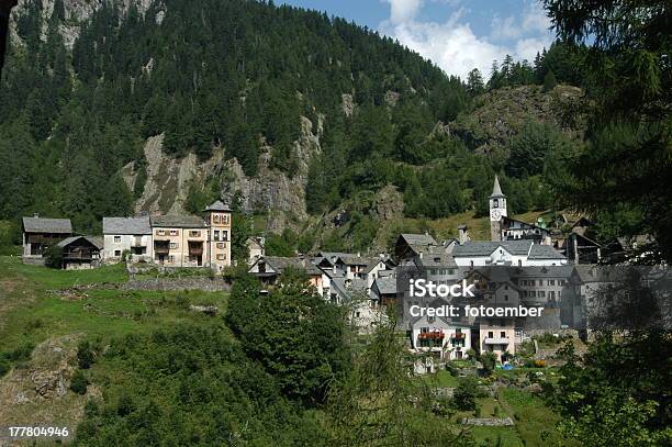 Il Villaggio Rurale Di Fusio Su Vallemaggia - Fotografie stock e altre immagini di Alpi - Alpi, Alpi svizzere, Ambientazione esterna