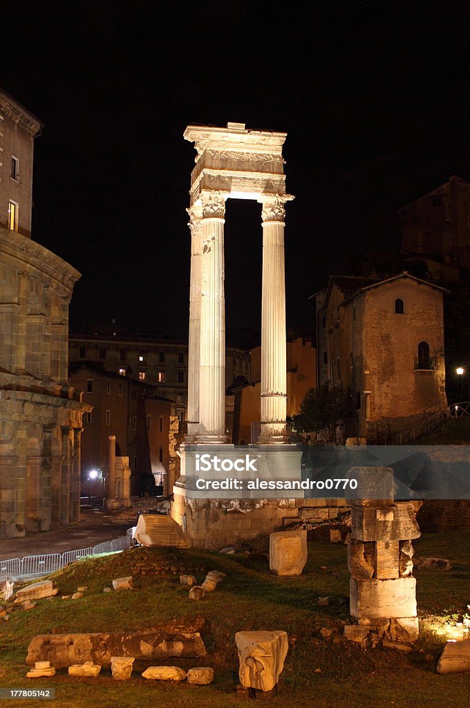 Colonne romane di notte - Foto stock royalty-free di Ambientazione esterna