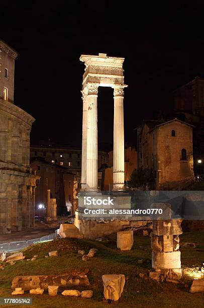 Rzymskie Kolumny Przez Noc - zdjęcia stockowe i więcej obrazów Archeologia - Archeologia, Architektura, Bez ludzi
