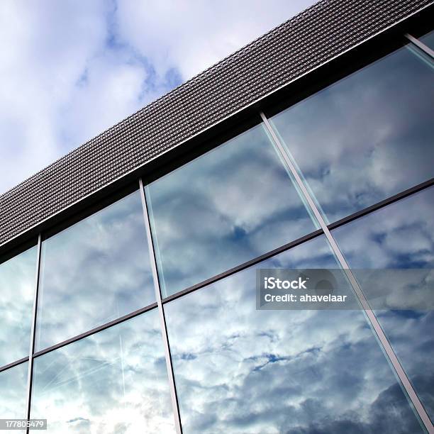 Nuvens Reflectido Nas Janelas Do Edifício De Escritórios - Fotografias de stock e mais imagens de Abstrato