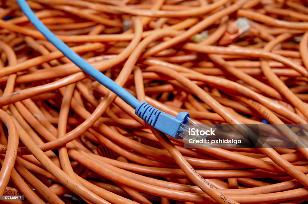 Des câbles ethernet Emmêlé bleu et orange - Photo de Bleu libre de droits