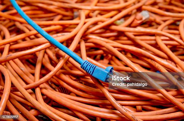 Photo libre de droit de Des Câbles Ethernet Emmêlé Bleu Et Orange banque d'images et plus d'images libres de droit de Bleu - Bleu, Connexion, Digital Subscriber Line - Petite phrase