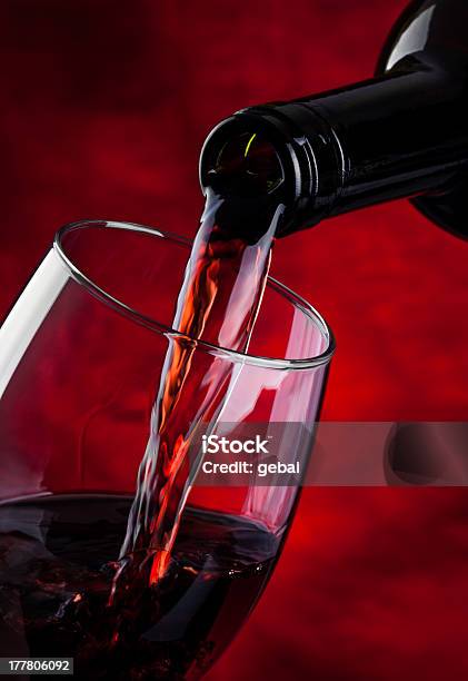 Красное Вино — стоковые фотографии и другие картинки Вино - Вино, Проливать, Алкоголь - напиток