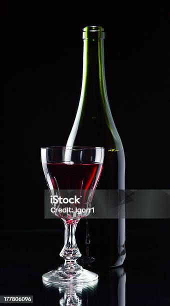 Vino Tinto Foto de stock y más banco de imágenes de Bebida - Bebida, Bebida alcohólica, Botella