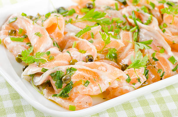 carpaccio de salmão, peixe fresco marinado em fatias - food salmon chervil chive - fotografias e filmes do acervo