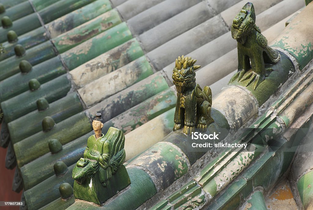 imperial decoración china en el último piso en el parque Beihai - Foto de stock de Animal libre de derechos