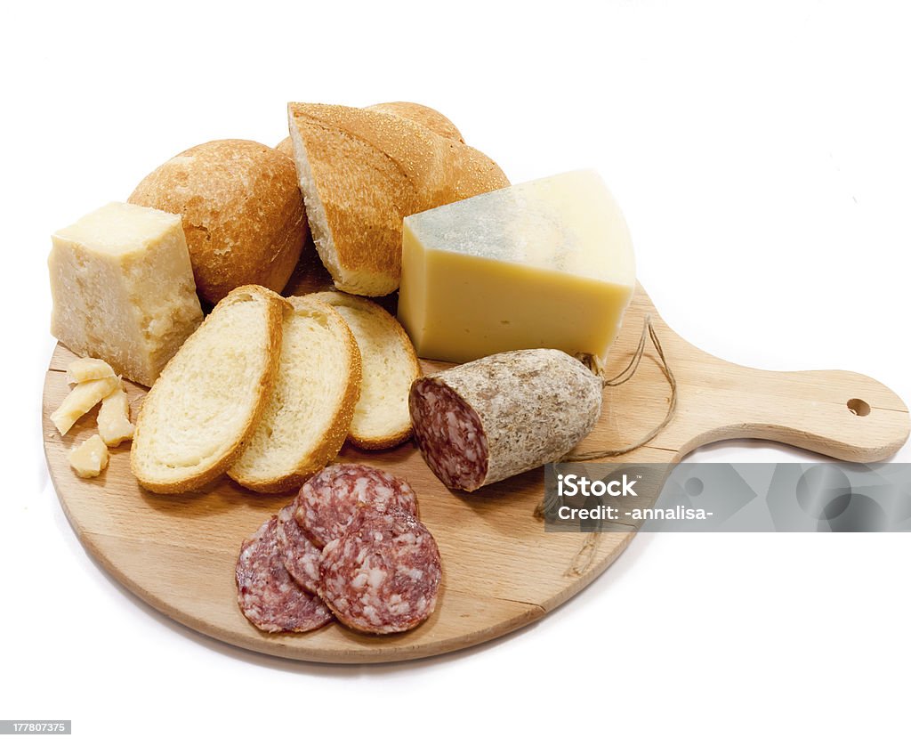 Tábua de carne com pães, queijos e salame - Foto de stock de Alimentação Saudável royalty-free