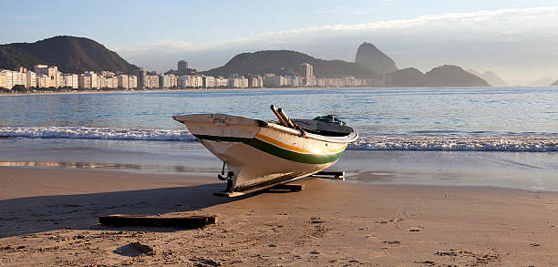pescador barco no rio de janeiro e praia - brazil rio de janeiro state clear sky landscape imagens e fotografias de stock