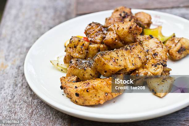 Photo libre de droit de Stir Poisson Frits Dans Une Sauce Au Poivre Noir banque d'images et plus d'images libres de droit de Aliment - Aliment, Asie, Assiette