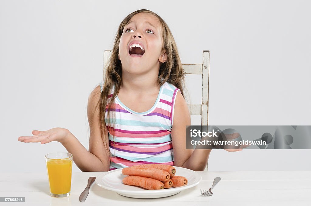 Jeune fille se plaindre à la table de salle à manger - Photo de Assiette libre de droits