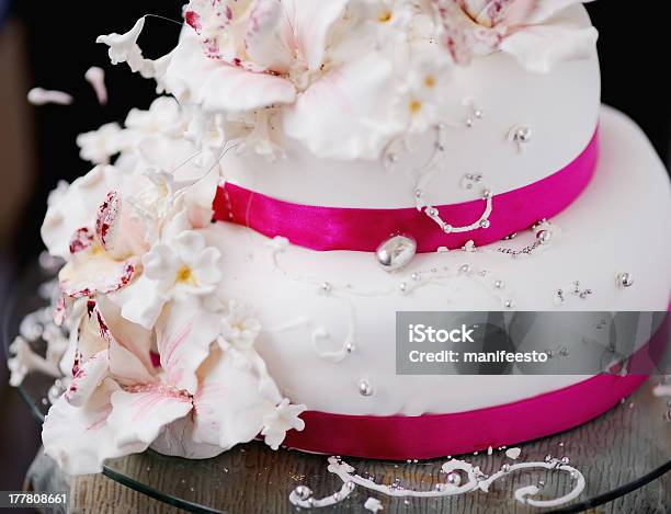 Hochzeitstorte Dekoriert Mit Cremefarbenen Blumen Stockfoto und mehr Bilder von Bildschärfe - Bildschärfe, Dekoration, Dessert