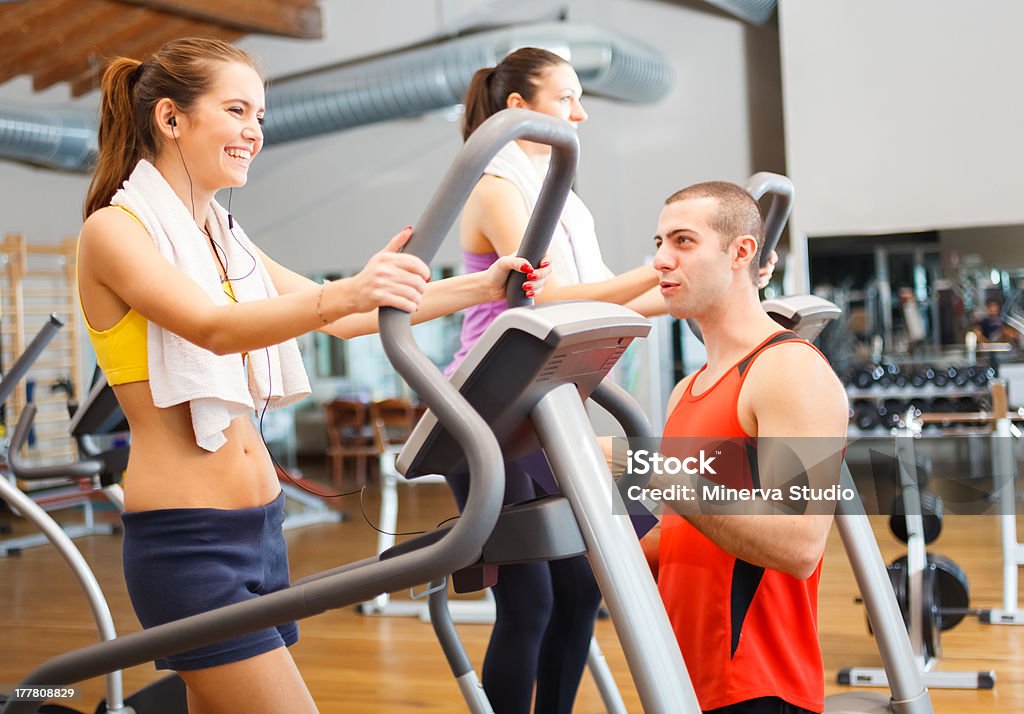 Menschen training im Fitness-Center - Lizenzfrei Aktiver Lebensstil Stock-Foto